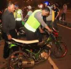 Polisi Sita Motor Berknalpot Brong di Bawah Suramadu