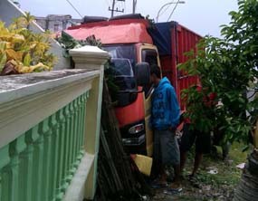 Hantam Pagar Mushola, Sopir Truk Muat Rajungan Tewas