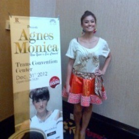 Agnes Monica Konser Pergantian Tahun Baru di Trans Hotel