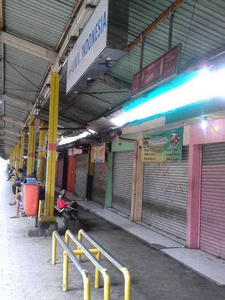 Puluhan Pedagang Kios di Stasiun UI Tolak Penggusuran