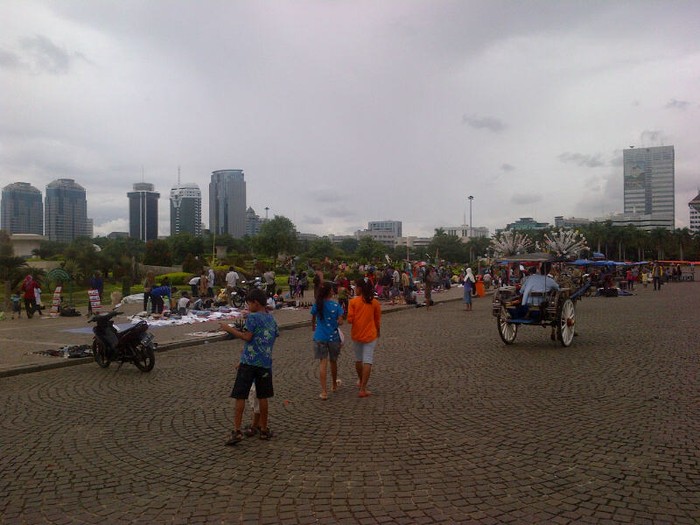 Kawasan Monas Sudah Dipadati Pengunjung & PKL
