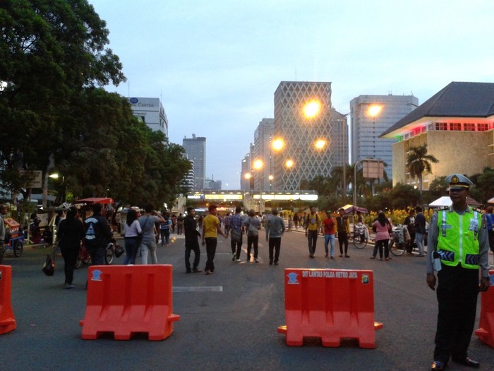Jalan Menuju Thamrin Ditutup, Muda mudi Jakarta pun Mulai Pasang Aksi