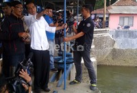 Gubernur DKI Jakarta Joko Widodo berdialog dengan penjaga pintu air Katulampa, Bogor.
