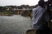 Gubernur DKI Jakarta Joko Widodo meninjau pintu air Katulampa, Bogor.