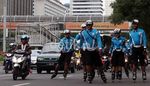 Polisi Sepatu Roda Amankan Jakarta Night Festival