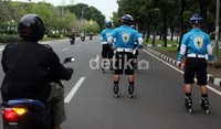Polisi bersepatu roda ini terdiri dari dari 11 pria dan 4 wanita.     