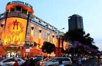 Kota Ho Chi Minh bermandikan cahaya hampir di seluruh sudut. Selain itu, sejumlah hotel dan pertokaan yang ada di pinggir jalan memajang aksesoris Natal.