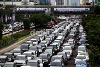 Arus lalu lintas yang mengarah ke Monas macet total.