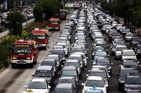 Kemacetan ini terjadi karena warga mulai berhamburan di Jalan MH Thamrin.