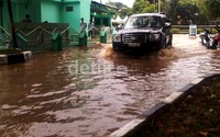 Sebuah mobil nekat menerobos banjir. (Robert/detikNews).