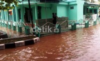 Halaman masjid yang berada di sekitar GOR Segiri, juga ikut terendam. (Robert/detikNews).