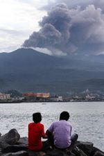 Gunung Lokon Meletus