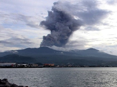 Gunung Lokon Meletus