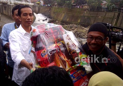 Jokowi Tinjau Pintu Air Katulampa