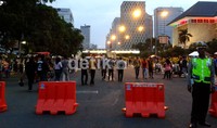 Petugas kepolisian memasang portal di titik-titik masuk. (Nur Khafifah/detikNews).