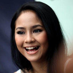 Liburan di Indonesia, Gita Gutawa Tetap Kerja