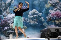 Pelantun burung camar itu tampil di atas panggung yang penuh dengan nuansa aquarium.