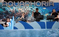 Ia bersama band pengiring mencoba berlatih dengan maksimal.