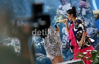 Ia tampil cantik dengan busana terusan yang berwarna pink saat gladi resik di Aston Marina Ancol.