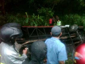 Ngebut, Bus Tentrem Terjun ke Sungai