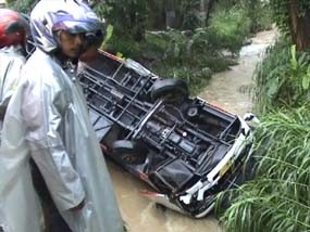 Diduga Korban Bus Tentrem, Dua Mayat Terbawa Arus