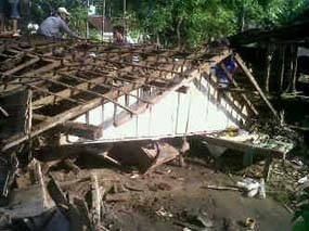 Diguyur Hujan Deras, Kakek Sebatang Kara Tergencet Rumah Ambruk