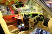 Untuk memberikan kesan elegan, bagian dalam mobil Jerry menggunakan bahan material bulu.