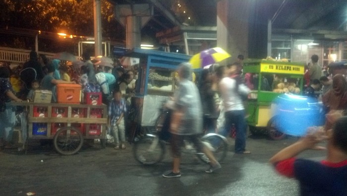 Berkah Hujan di Tahun Baru Bagi Pedagang Bakso di Ruas Sudirman