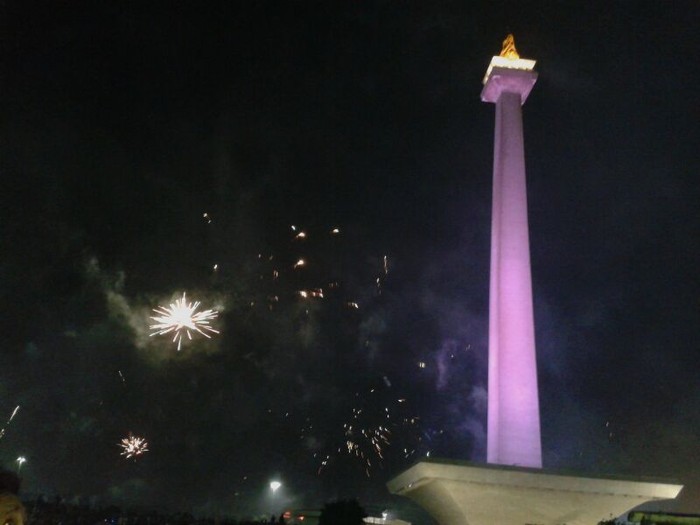 Detik Pergantian Tahun, Langit di Monas Berwarna-warni