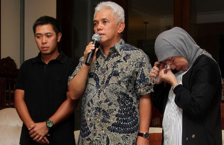  Usai Jumpa Pers, Hatta Rajasa Langsung Melayat Korban BMW X5