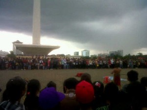 Atraksi Ular Perawan di Monas Menarik Perhatian Warga