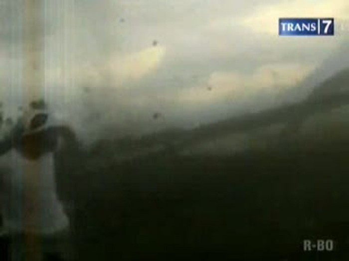 Wisatawan Panik Puting Beliung Terjang Pesisir