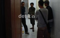 Keluarga almarhum Harun menunggu di ruang Jenazah RS Polri Kramat Jati.       