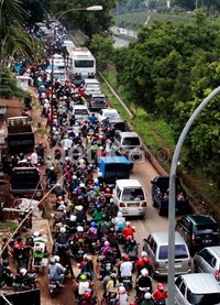     Arus lalu lintas yang mengarah ke Ragunan macet.