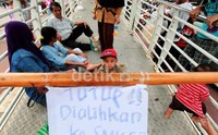 Kepadatan pengunjung Ragunan membuat bus TransJakarta hanya bisa beroperasi di Halte SMK 57, sekitar 1,5 km dari gerbang utama Ragunan.