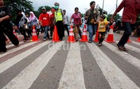 Warga harus bejalan kaki untuk melihat koleksi binatang di Ragunan.