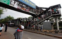 Tumpukan penumpang terjadi di Halte SMK 57.