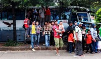 Kepadatan pengunjung Ragunan membuat bus TransJakarta hanya bisa beroperasi di Halte SMK 57. Selanjutnya, warga harus bejalan kaki untuk melihat koleksi binatang di Ragunan.