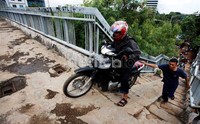Untuk menghindari kemacetan, pemotor nekat menyeberang di JPO.