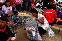 Pengunjung memunguti sampah yang berserakan di pantai.