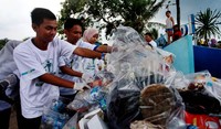 Sampah tersebut dikumpulkan jadi satu.
