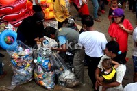 Dalam satu jam, sampah yang terkumpul sebanyak 250 kg.