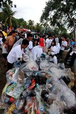 Pengunjung Bersih-bersih Pantai Ancol