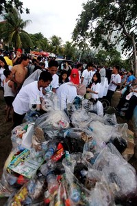 Kegiatan bersih-bersih ini dipelepori oleh manajemen PT Pembangunan Jaya Ancol.