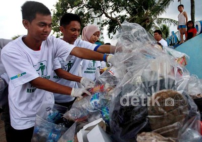 Pengunjung Bersih-bersih Pantai Ancol
