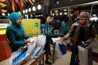 Para penumpang sesaat sebelum menaiki pesawat.