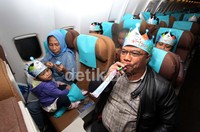 Sekitar 64 penumpang merayakan pergantian malam tahun baru dengan meniup terompet di dalam pesawat.