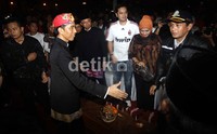 Jokowi menyalami warga.