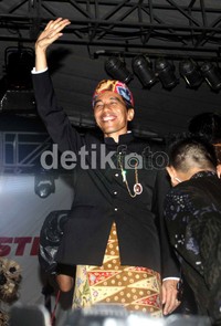 okowi menyapa ribuan warga yang memadati bundaran Hotel Indonesia (HI).