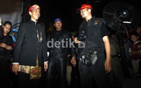 Senyuman khas Jokowi saat menyapa warga yang memadati bundaran Hotel Indonesia (HI).